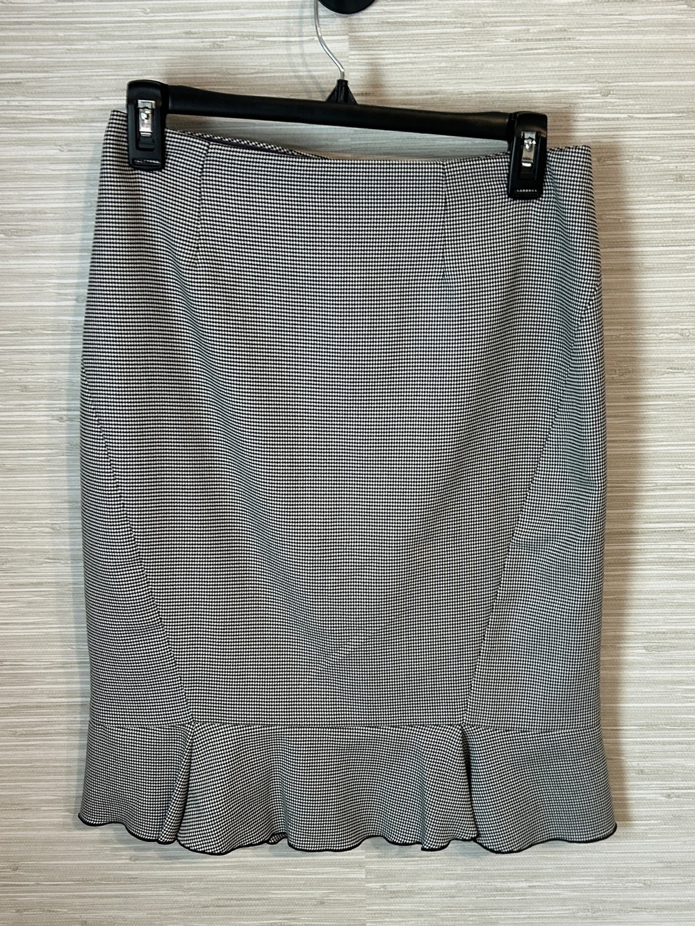 White House Black Market Black White Houndstooth Pencil Skirt Size 2 Flounce Hem